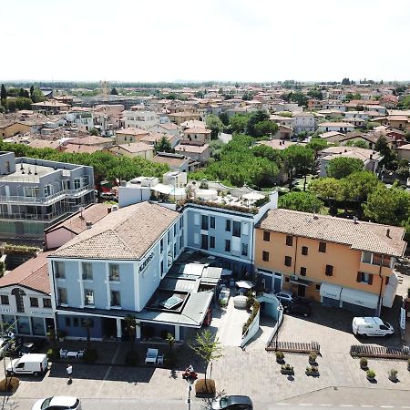 Hotel Enrichetta Desenzano del Garda Bagian luar foto