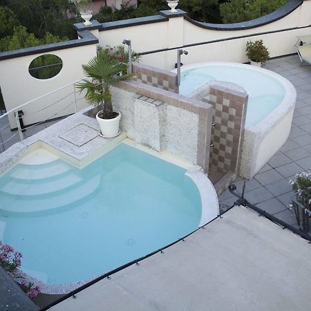 Hotel Enrichetta Desenzano del Garda Bagian luar foto