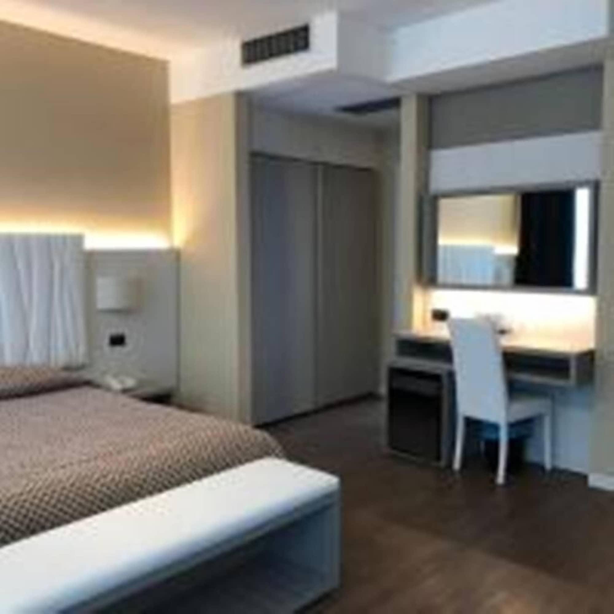 Hotel Enrichetta Desenzano del Garda Bagian luar foto