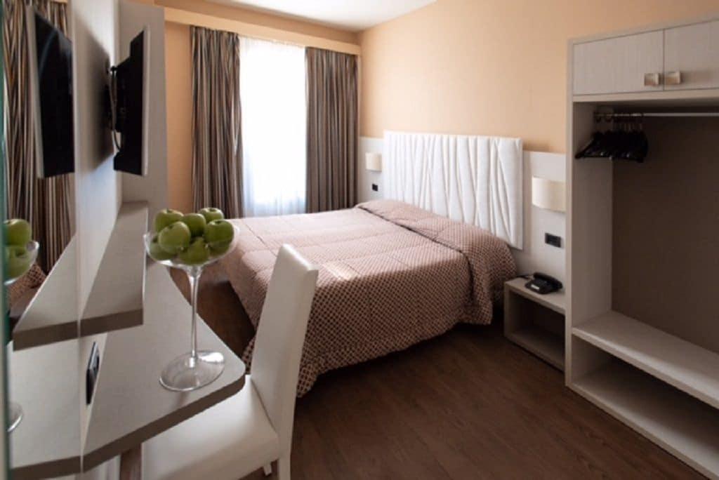 Hotel Enrichetta Desenzano del Garda Bagian luar foto