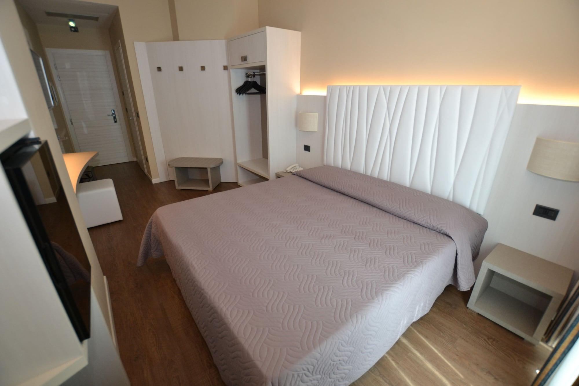 Hotel Enrichetta Desenzano del Garda Bagian luar foto