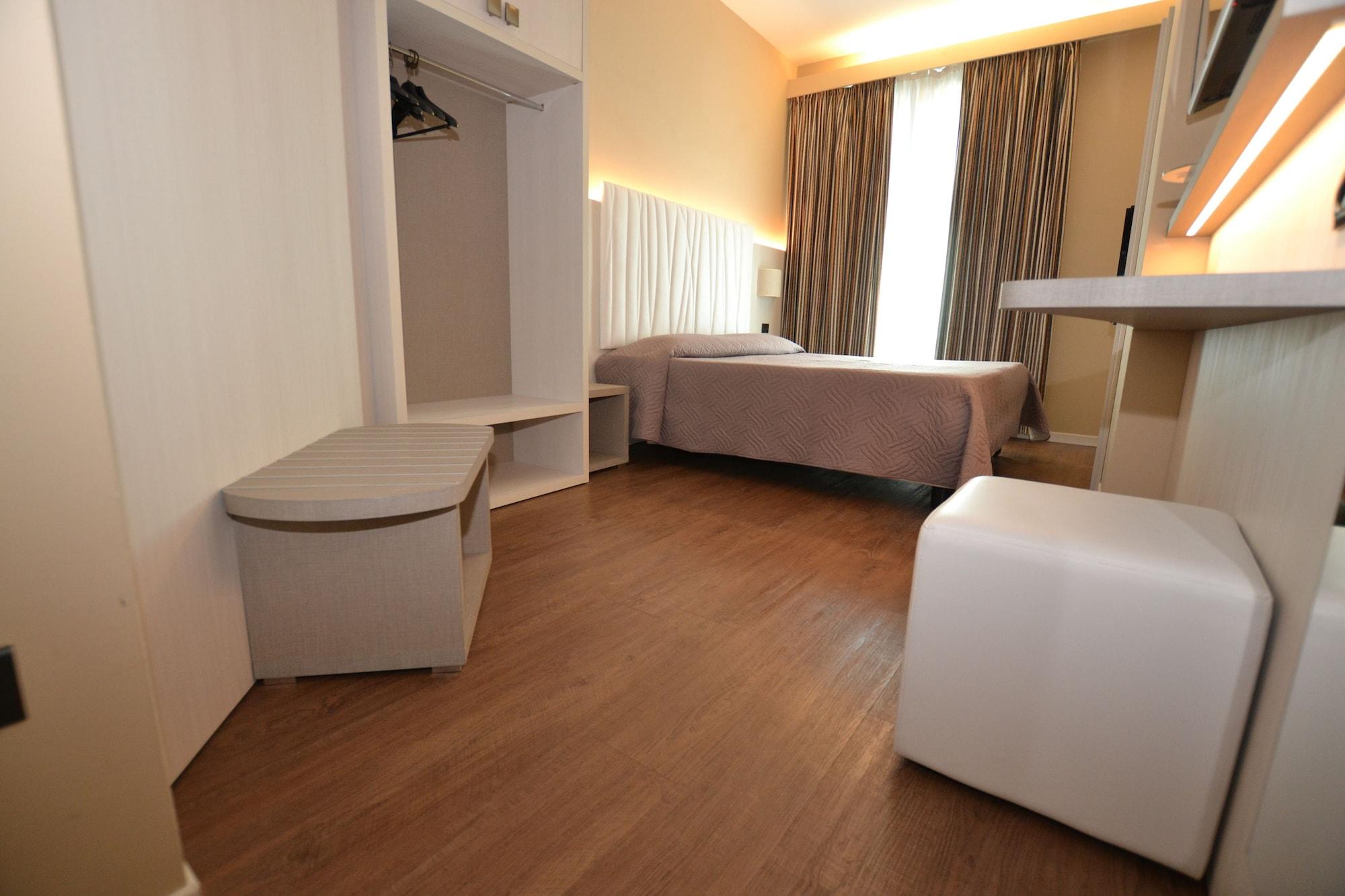 Hotel Enrichetta Desenzano del Garda Bagian luar foto