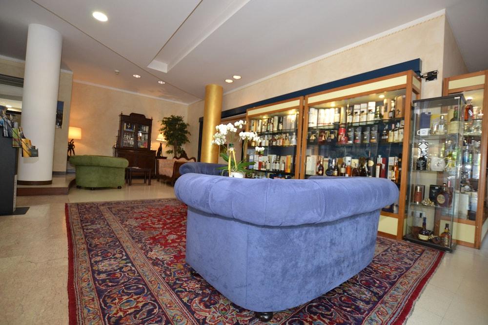 Hotel Enrichetta Desenzano del Garda Bagian luar foto