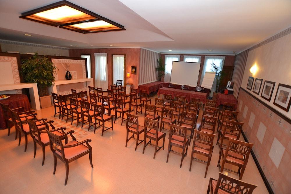 Hotel Enrichetta Desenzano del Garda Bagian luar foto