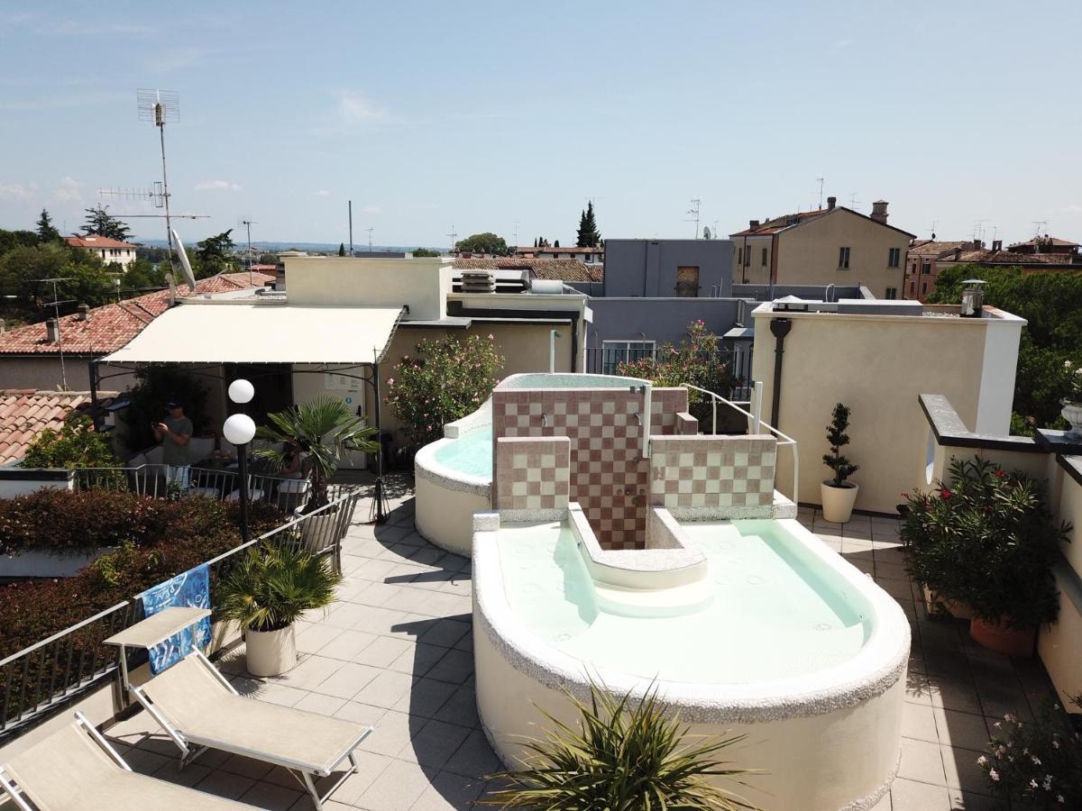 Hotel Enrichetta Desenzano del Garda Bagian luar foto