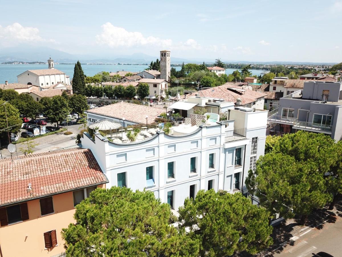 Hotel Enrichetta Desenzano del Garda Bagian luar foto