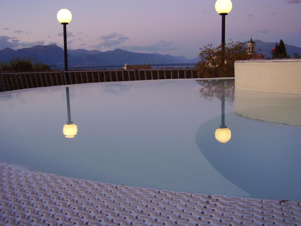 Hotel Enrichetta Desenzano del Garda Bagian luar foto