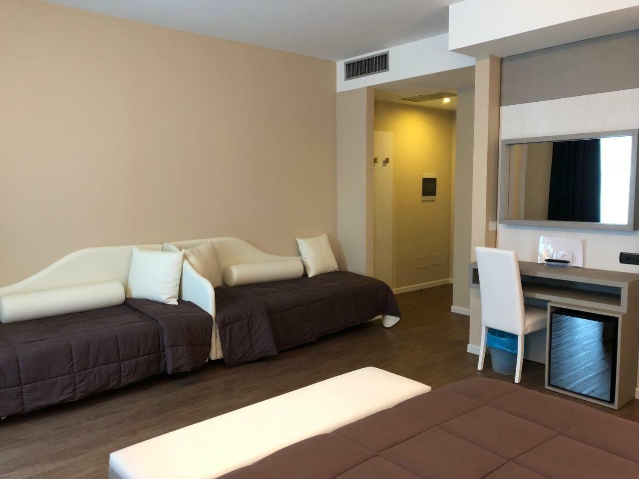Hotel Enrichetta Desenzano del Garda Bagian luar foto