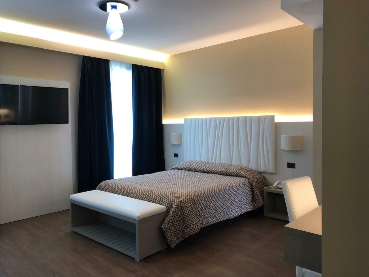 Hotel Enrichetta Desenzano del Garda Bagian luar foto