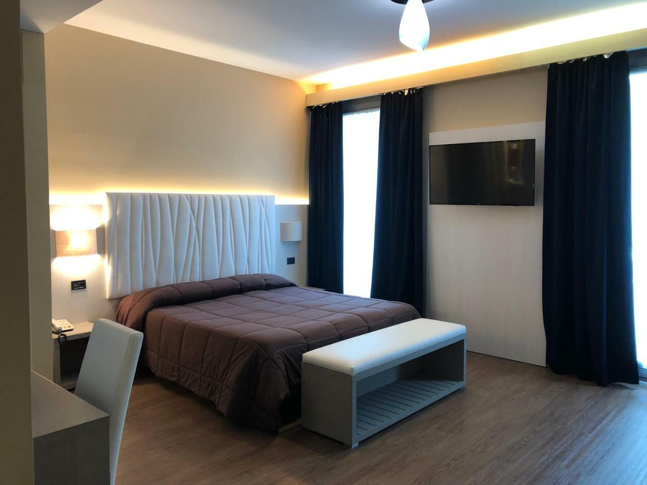Hotel Enrichetta Desenzano del Garda Bagian luar foto