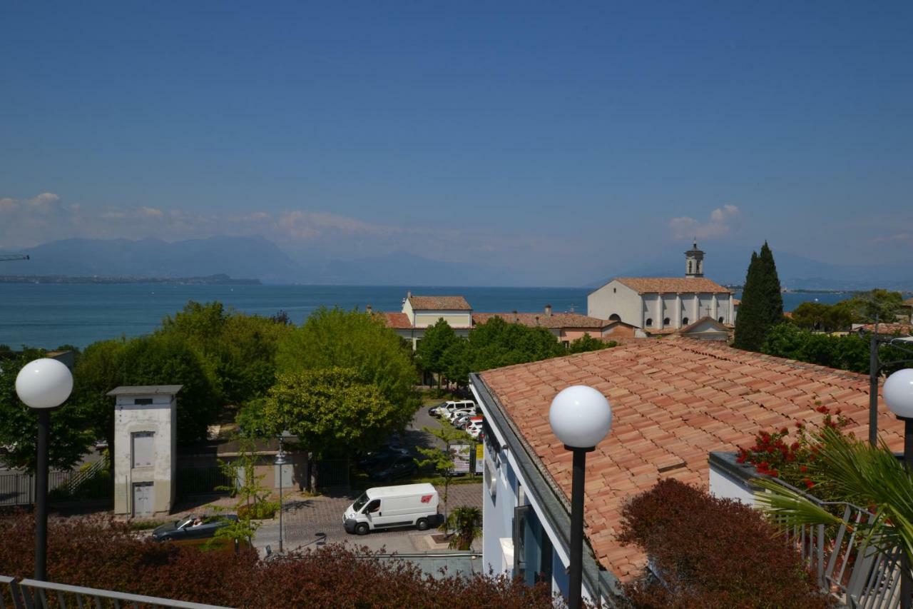 Hotel Enrichetta Desenzano del Garda Bagian luar foto
