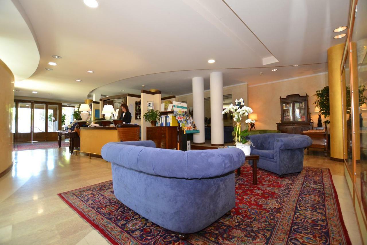 Hotel Enrichetta Desenzano del Garda Bagian luar foto